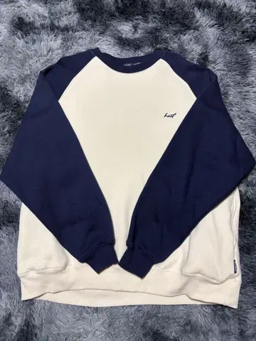 HECT 화이트/네이비 맨투맨