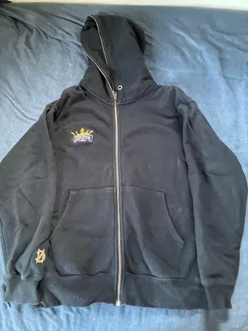 후드 부착 블랙 후드티 로고 자수