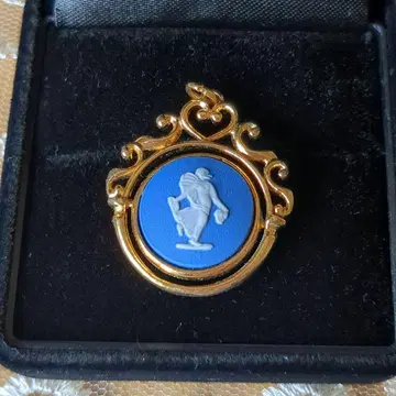 파란 조각 디자인의 골드 컬러 목걸이