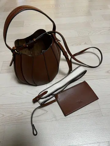 ZARA 스티치 버킷 백