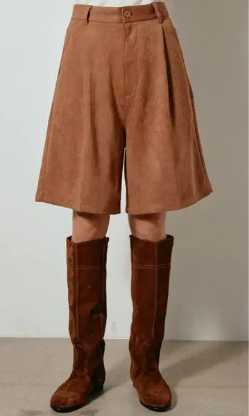 페이크 스웨이드 하프 팬츠 카멜/esica 같은 형태