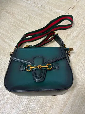 다크 그린 숄더백 골드 금장 장식