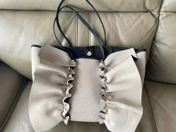 프릴 디자인 베이지 토트백