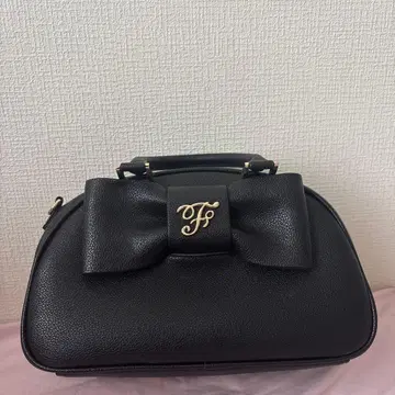 리본 포함 블랙 가죽 백