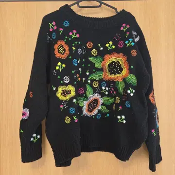 Shelluits 꽃무늬 자수 긴팔 스웨터 블랙