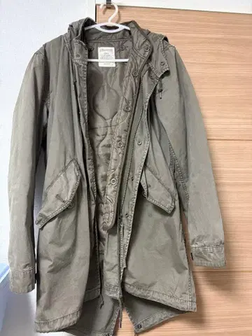 카키색 후드 부착 롱 모즈 코트