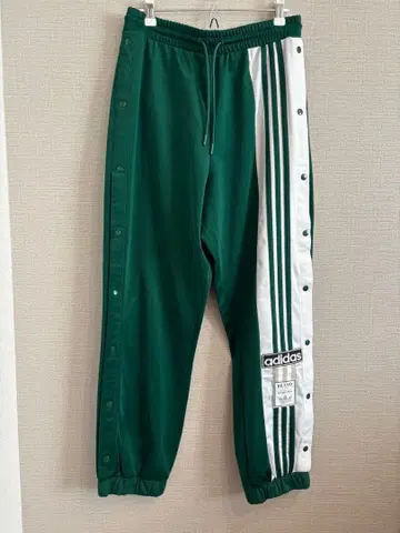 adidas 그린 조거 팬츠 사이드 버튼 포함