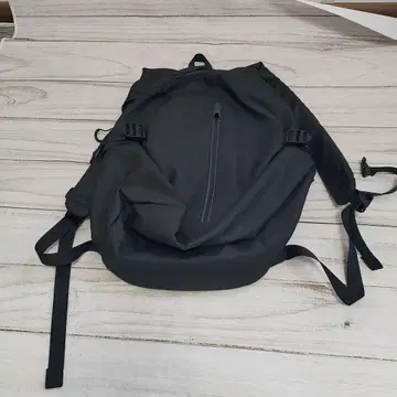 심플한 블랙 백팩