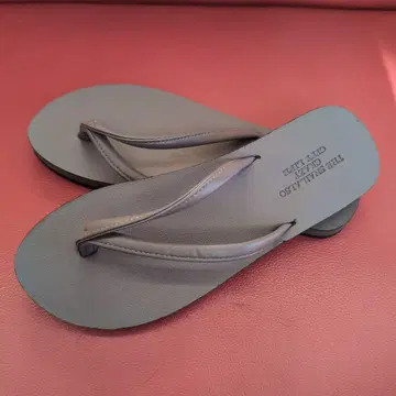 그레이 비치 샌들