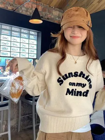 니트 스웨터 여성용 로고 영문 아이보리 루즈핏 가을/겨울