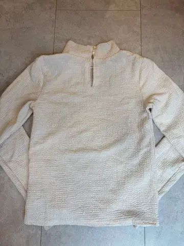 아이보리 하이넥 긴팔 상의