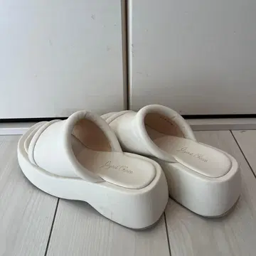 화이트 통굽 샌들