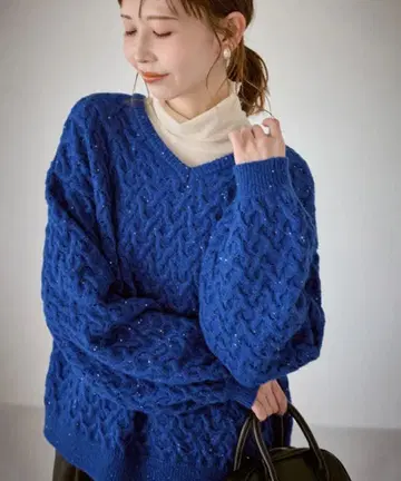 로페피크닉 스팽글 블루 V넥 케이블 짜임 니트