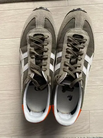 오니츠카타이거 카키 x 오렌지 스니커즈