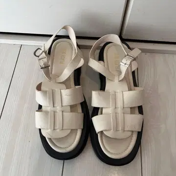 화이트 크로스 스트랩 샌들