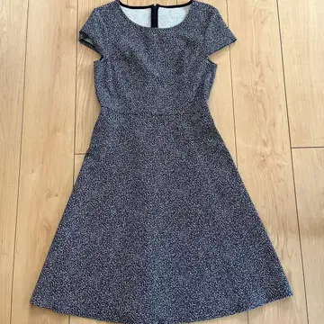 ANAYI 네이비와 화이트 반팔 무릎 기장 원피스