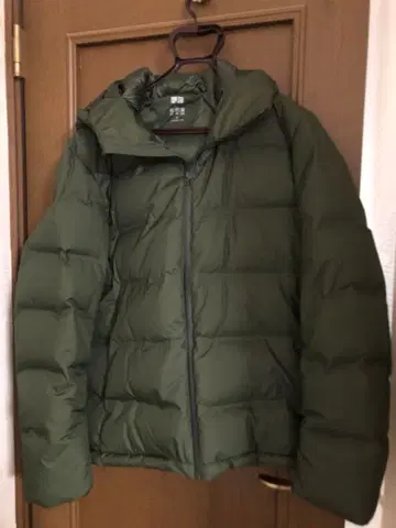 유니클로 심리스 다운 파카 올리브 그린 후드 부착