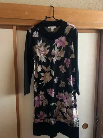 꽃무늬 긴팔 무릎 기장 원피스 블랙