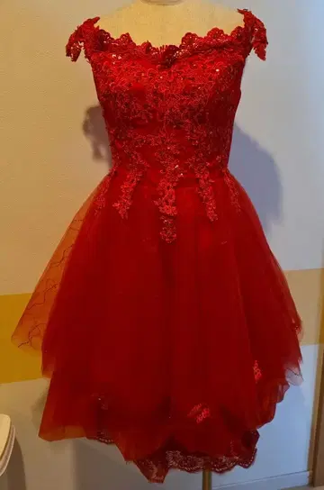 패드 포함 빨간색 오프숄더 드레스