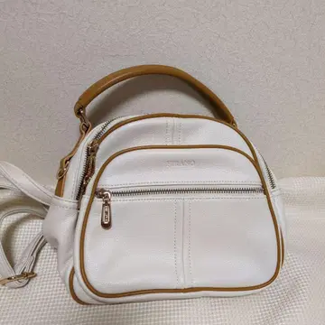 화이트 합성 피혁 백