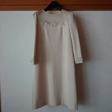 크림색 꽃 자수 긴팔 드레스