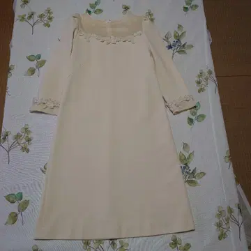 크림색 꽃 자수 긴팔 드레스