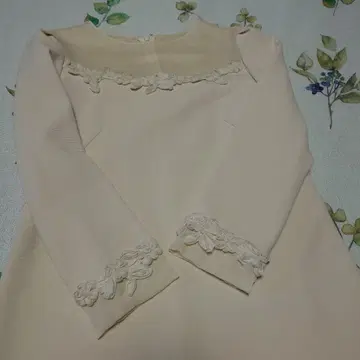 크림색 꽃 자수 긴팔 드레스