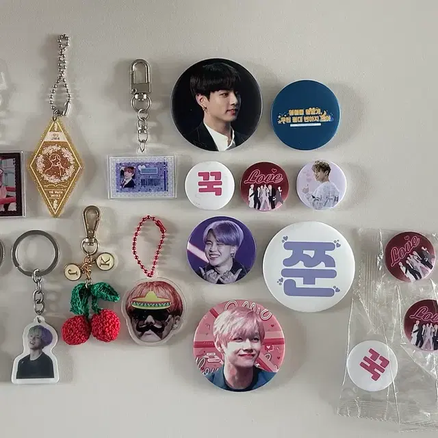 방탄소년단 키링 핀버튼 비공굿 처분 방탄 정국 지민 뷔 캔뱃지