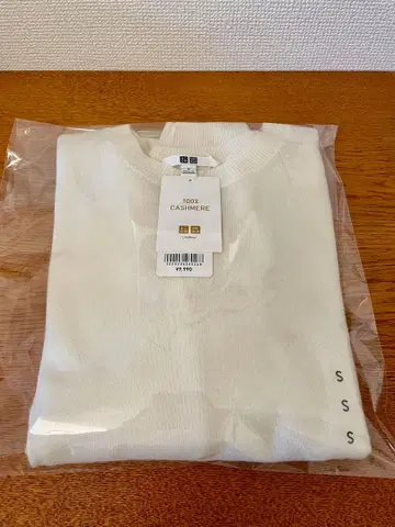 유니클로 택 포함 새상품 100% 캐시미어 크루넥 니트 화이트