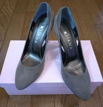 DIANA 스웨이드 x 레이스 절개 그레이 펌프스