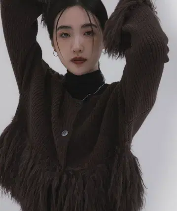 SENSE OF PLACE 페더 프린지 스웨터