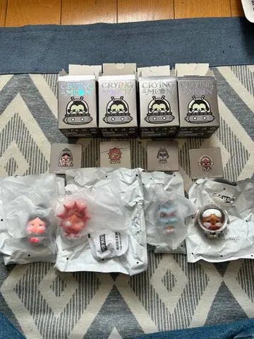 CRYBABY CRYING TO THE MOON SITTING 시리즈