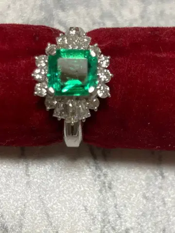 에메랄드 다이아몬드 반지