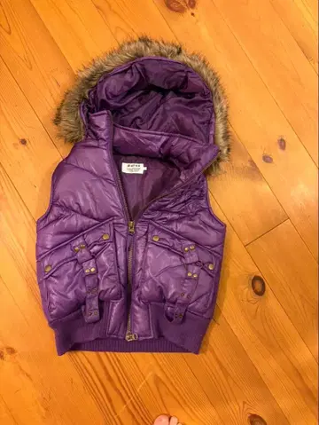 보라색 퍼 달린 다운 베스트