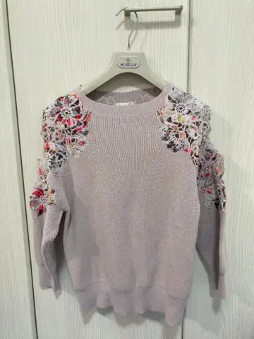 FRAY I.D 자수 그레이 긴팔 니트 스웨터 퍼플 핑크