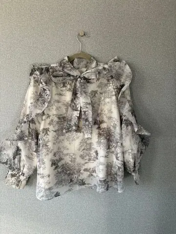 snidel 프릴 긴팔 블라우스