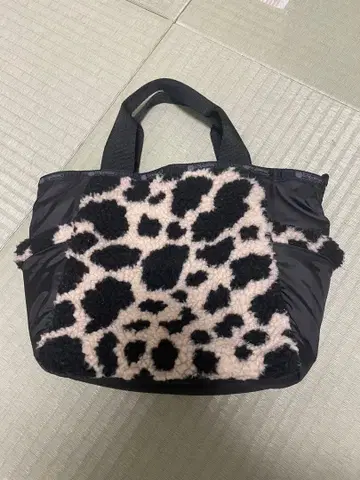 레오파드 무늬 핸드백 블랙과 화이트