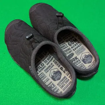 KEEN, 블랙 퀼팅 슬립온.