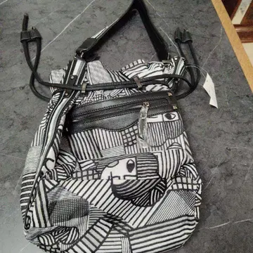 흑백 아트 디자인 숄더백 4번째 사진에 약간의 얼룩 있음