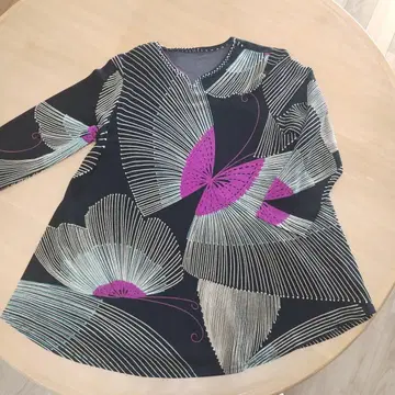 블랙 베이스에 나비 패턴, 넥라인 스팽글 긴팔 튜닉