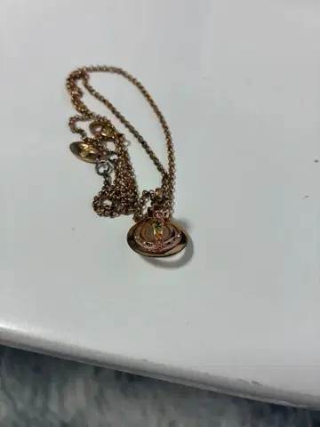 비비안의 샴페인 핑크 목걸이