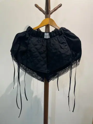 litmus Her Prana 블랙 숏팬츠