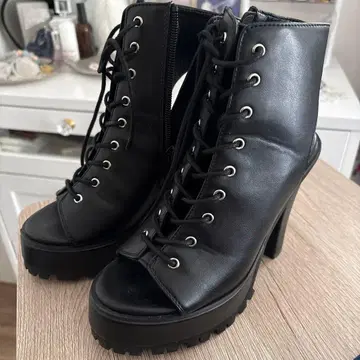 GYDA 블랙 레이스업 플랫폼 부츠