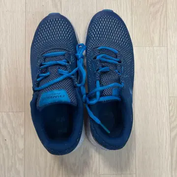 언더아머 스니커즈