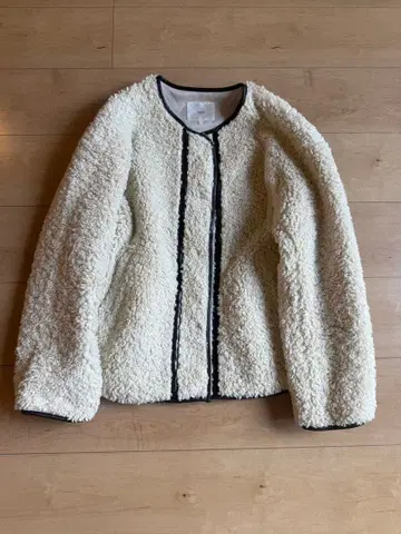 [ 새상품급 ] AuieF 아위에프 아이보리 보아 자켓