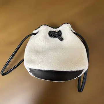 화이트 & 블랙 드로우 스트링 백