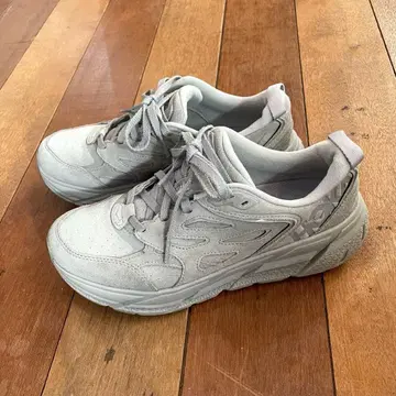 호카 클리프턴 1 스웨이드 그레이 스니커즈