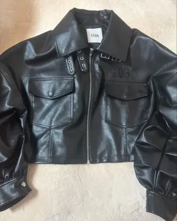 [ 새상품급 ] GYDA 인조 가죽 스탠드 카라 숏 자켓