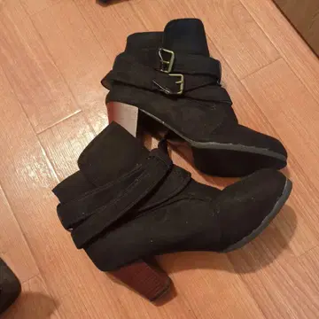 블랙 버클 포함 숏부츠 스웨이드