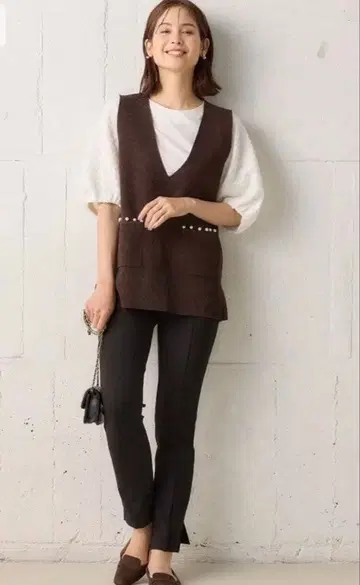 쿠미쿄쿠 펄 디테일 니트 베스트 다크 브라운